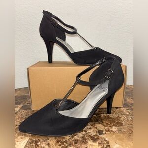 IMPO Tisha black pointed-toe design faux suede T-Strap Pumps size 8.5